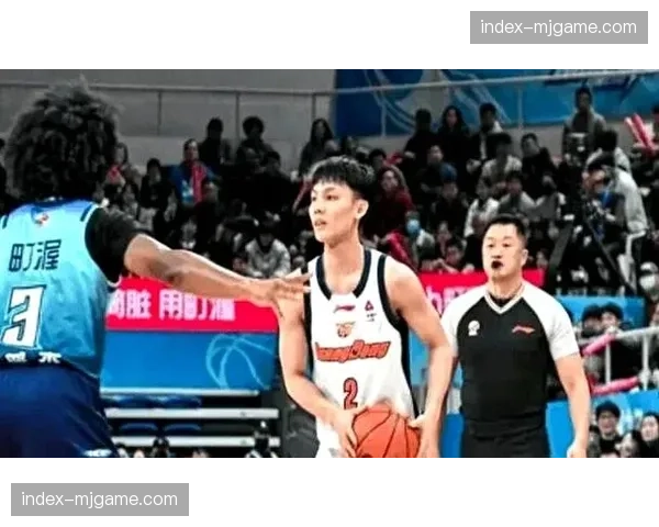 广东宏远徐杰本赛季已受伤三次，包括眉骨打开、软组织挫伤和崴脚