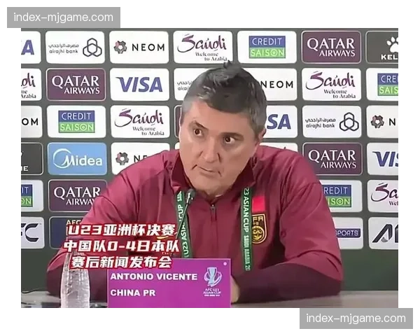 科隆宣布主教练鲍姆加特因战绩不佳下课，U23教练临时接管