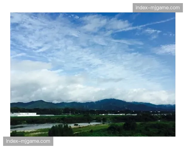 现场：日本名古屋站大雨如注，车手在泥泞中完成高难度腾空动作